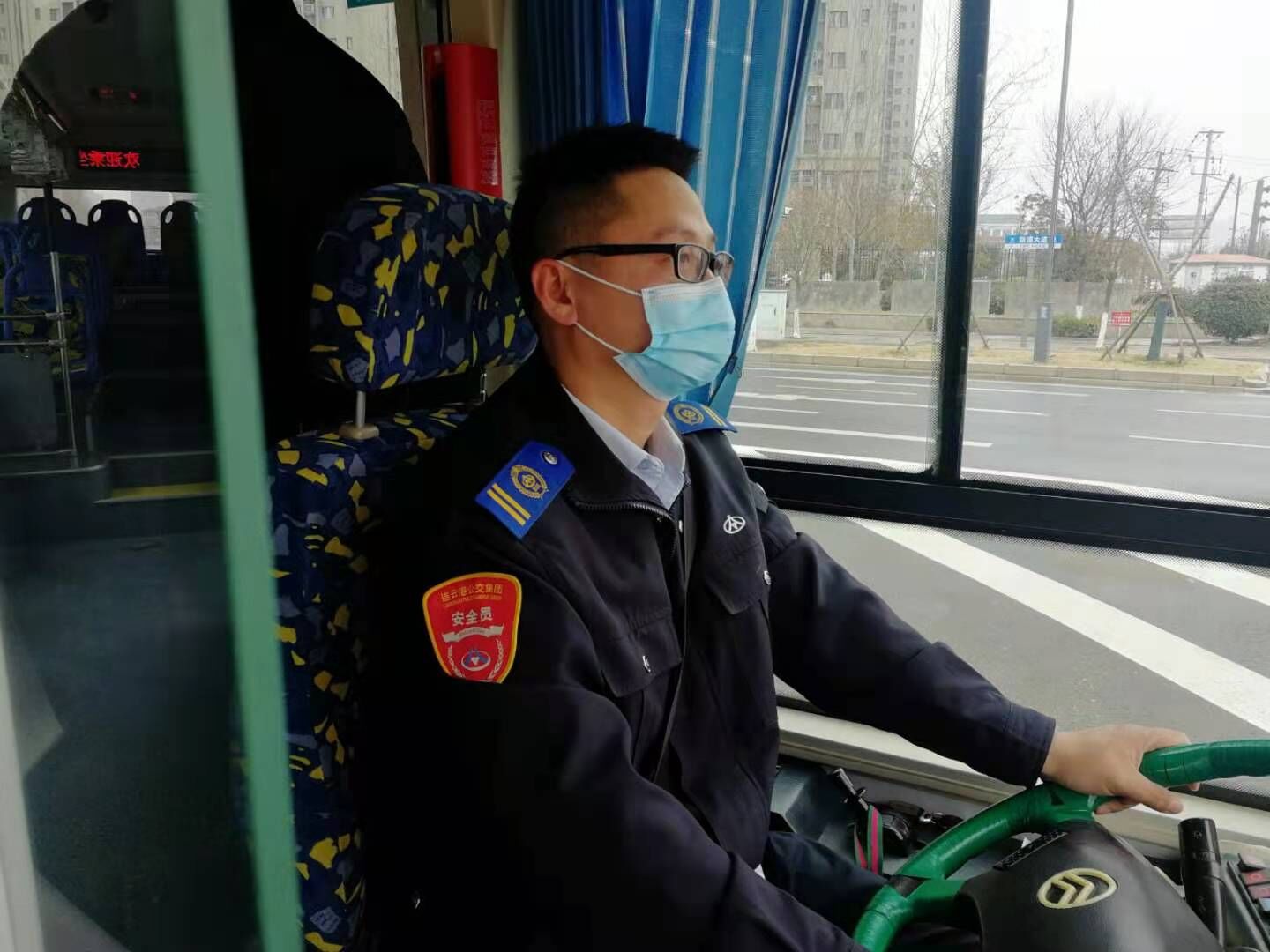 公交集團(tuán)公交事業(yè)一部20路駕駛員成剛 拾金不昧受贊揚(yáng)