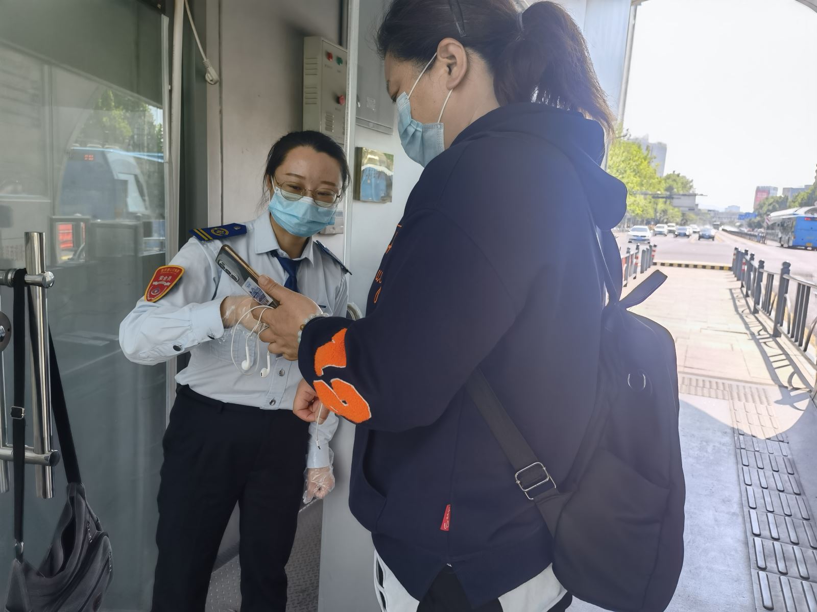 公交集團快速公交事業(yè)部站務(wù)員王慧、朱桂平接力找文件獲暖心點贊