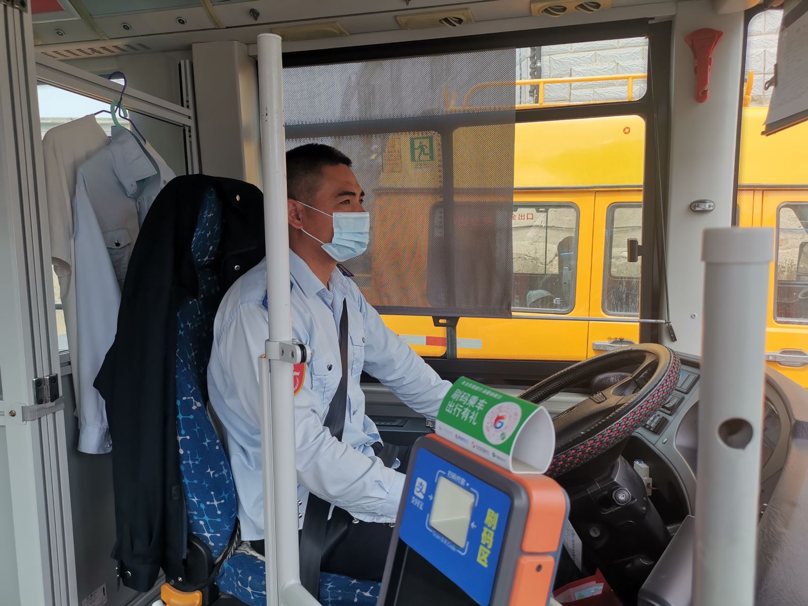 公交集團(tuán)公交事業(yè)一部游1路駕駛員李波拾金不昧受表揚