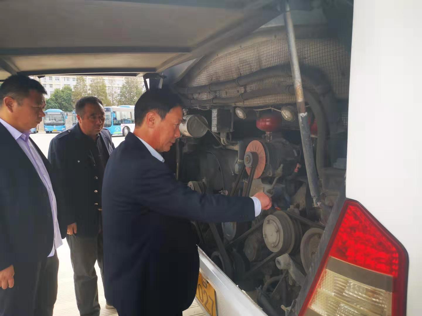 公交集團(tuán)公交事業(yè)二部、經(jīng)營(yíng)發(fā)展事業(yè)部全力做好 “徐圩馬拉松”參運(yùn)車輛專項(xiàng)檢查