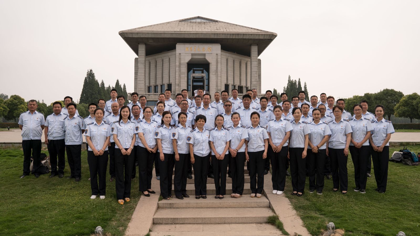 公交集團組織開展黨員干部到周恩來紀念館參觀學(xué)習(xí)活動