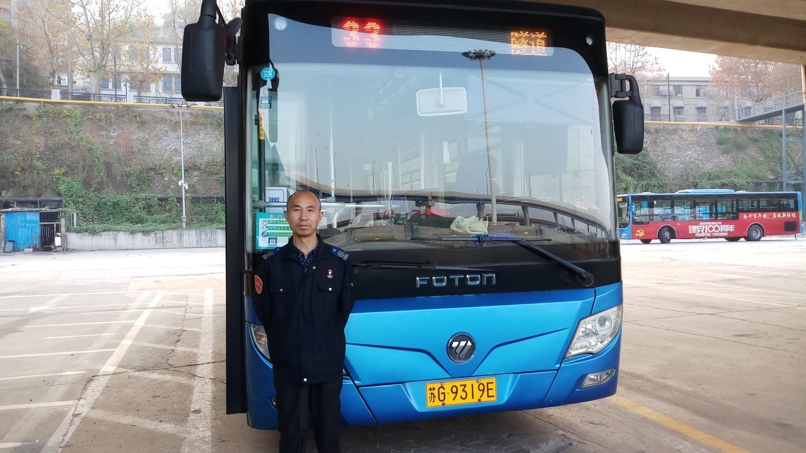 公交集團公交事業(yè)二部33路駕駛員王永軍及時歸還乘客丟失的手機