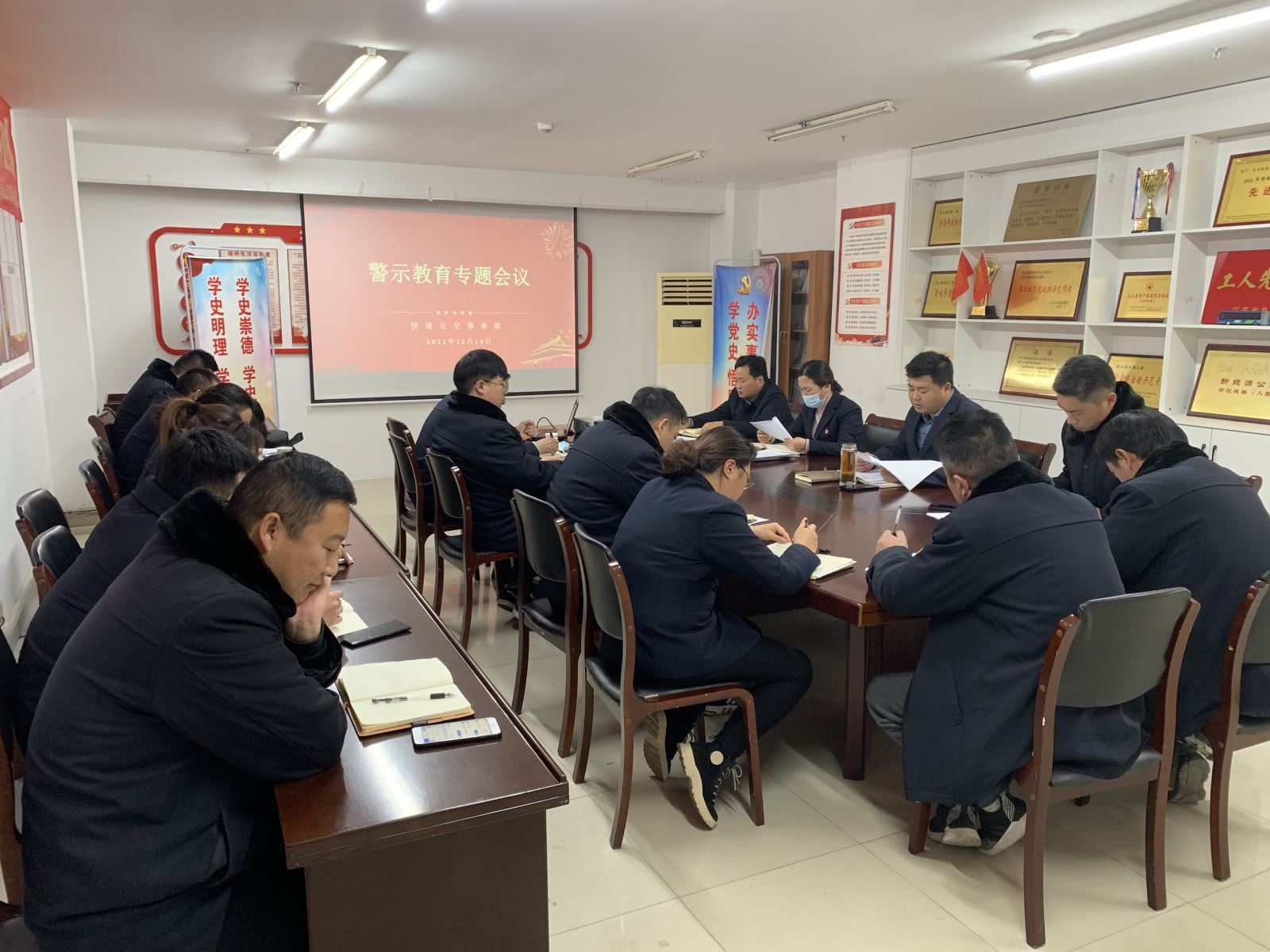 公交集團快速公交事業(yè)部召開疫情防控專項會議