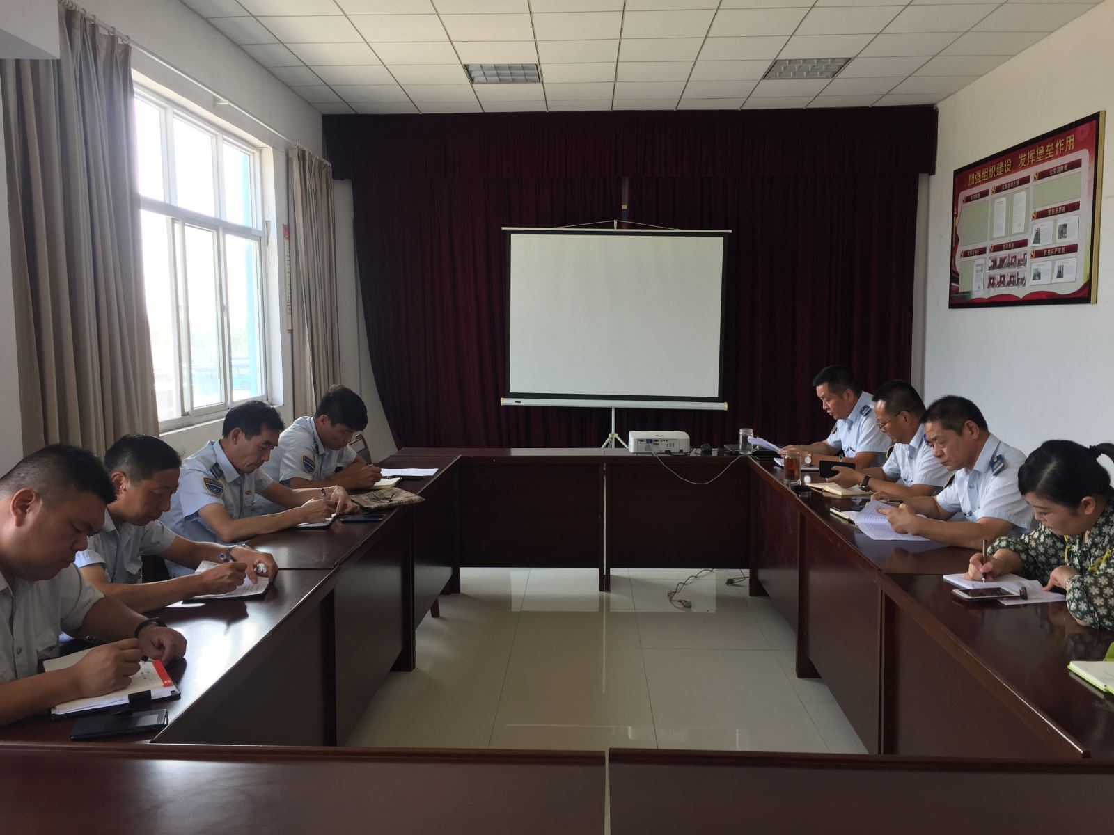 公交集團(tuán)機(jī)務(wù)技術(shù)事業(yè)部開展“防風(fēng)險(xiǎn) 保安全 迎大慶”工作部署會