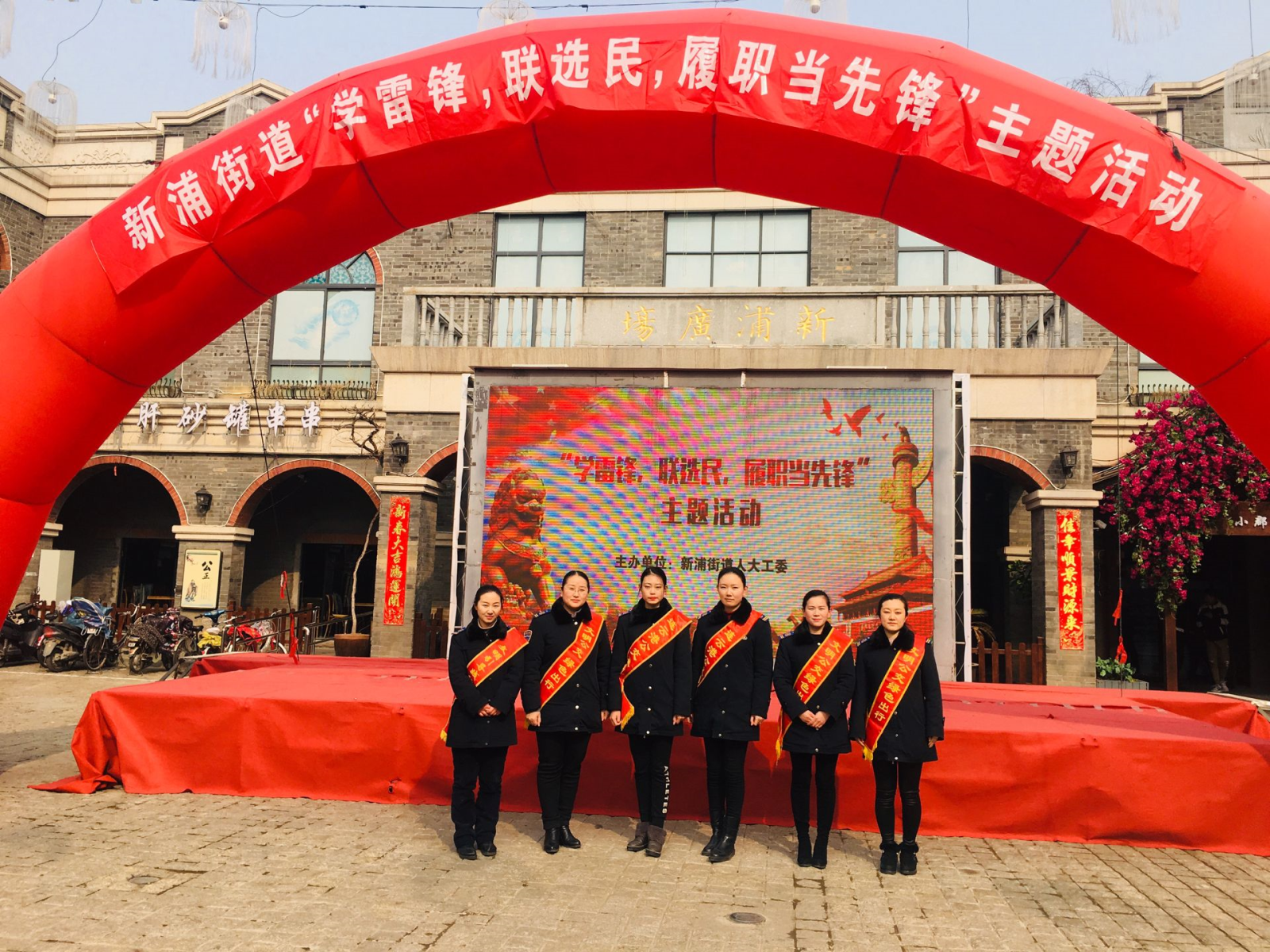 公交集團(tuán)開展“學(xué)雷鋒、我行動(dòng)”志愿服務(wù)活動(dòng)