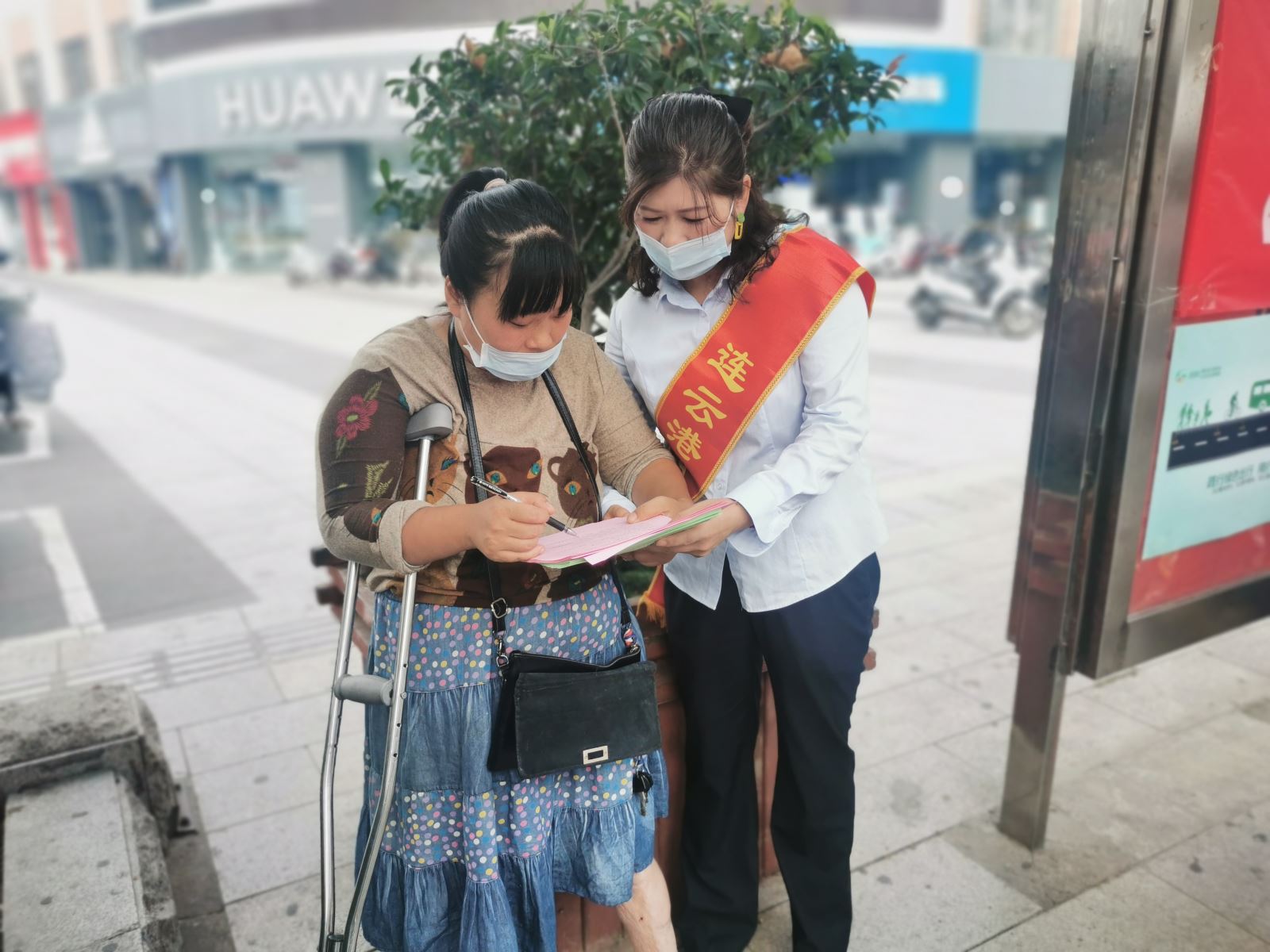 公交集團(tuán)開(kāi)展關(guān)愛(ài)殘疾人無(wú)障礙安全文明出行及公交志愿服務(wù)活動(dòng)