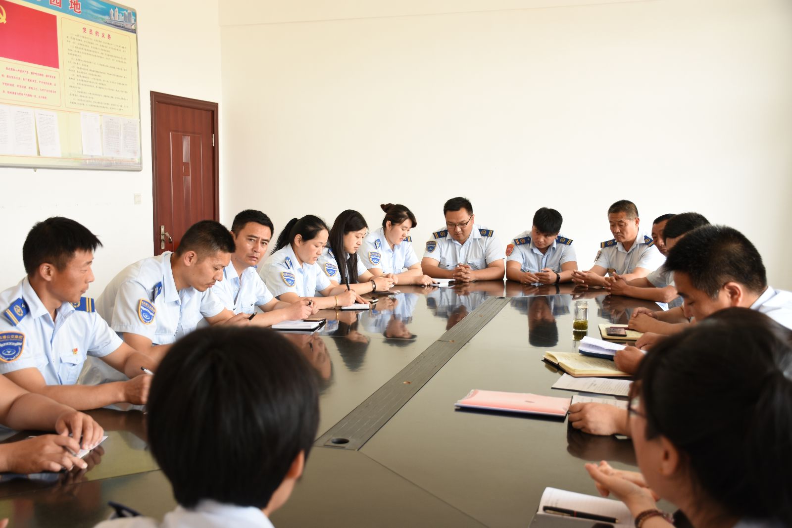 公交集團(tuán)東部公司召開(kāi)“我與企業(yè)共成長(zhǎng)”討論會(huì)議