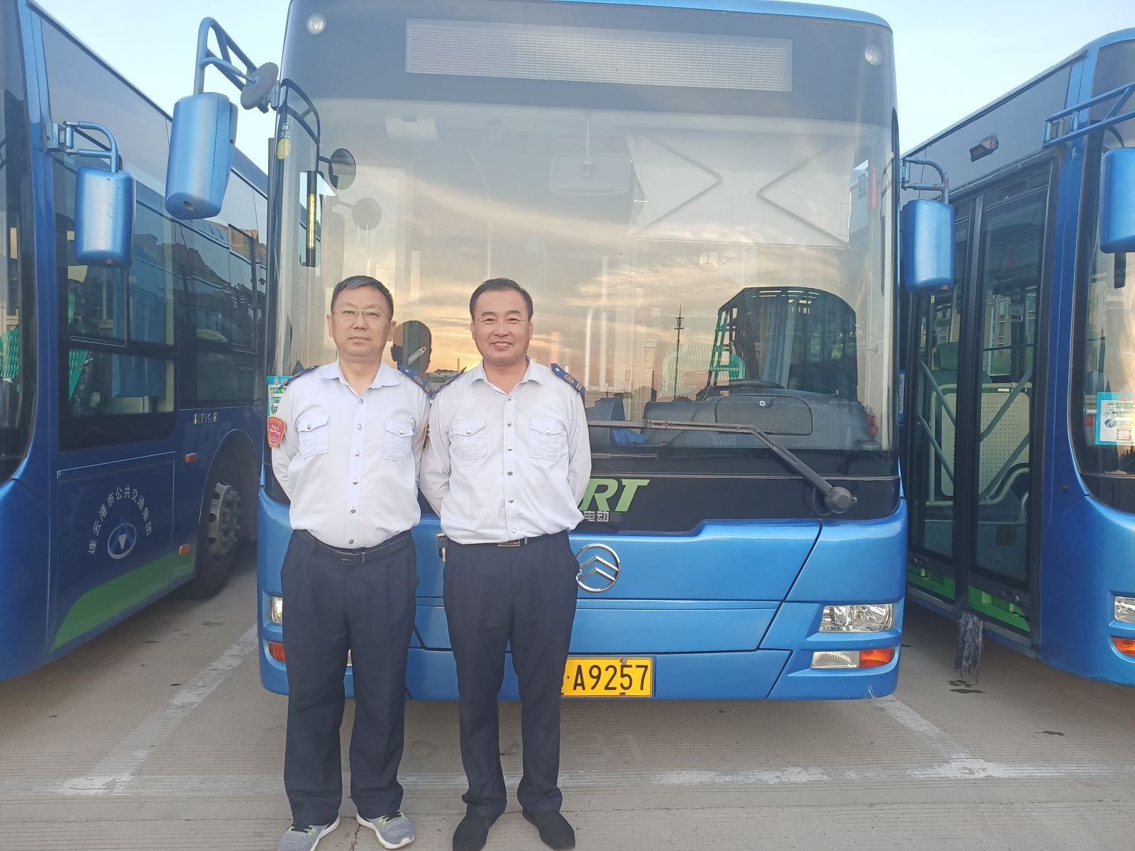 駕駛員韓家明和楊從軍接力為乘客尋找手機(jī)獲感謝