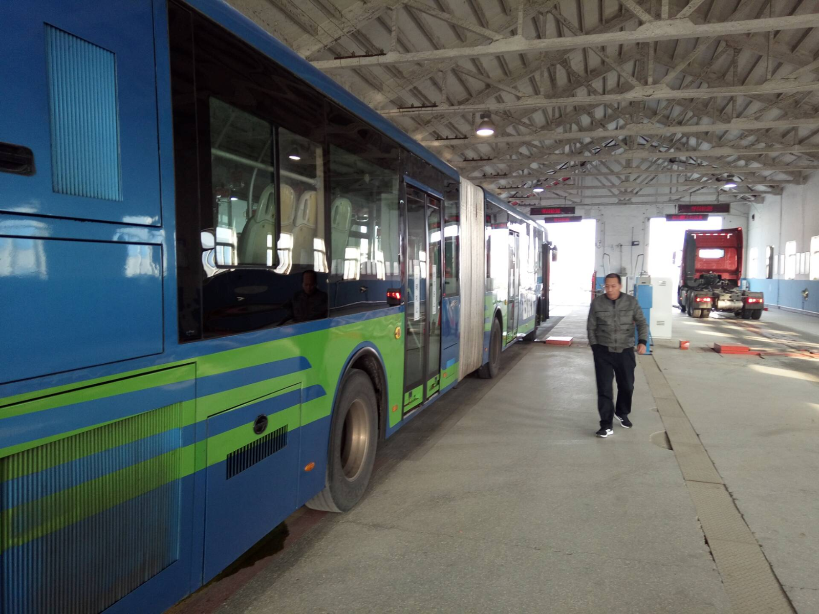 公交集團(tuán)快速公司做好車輛“一年兩檢”工作