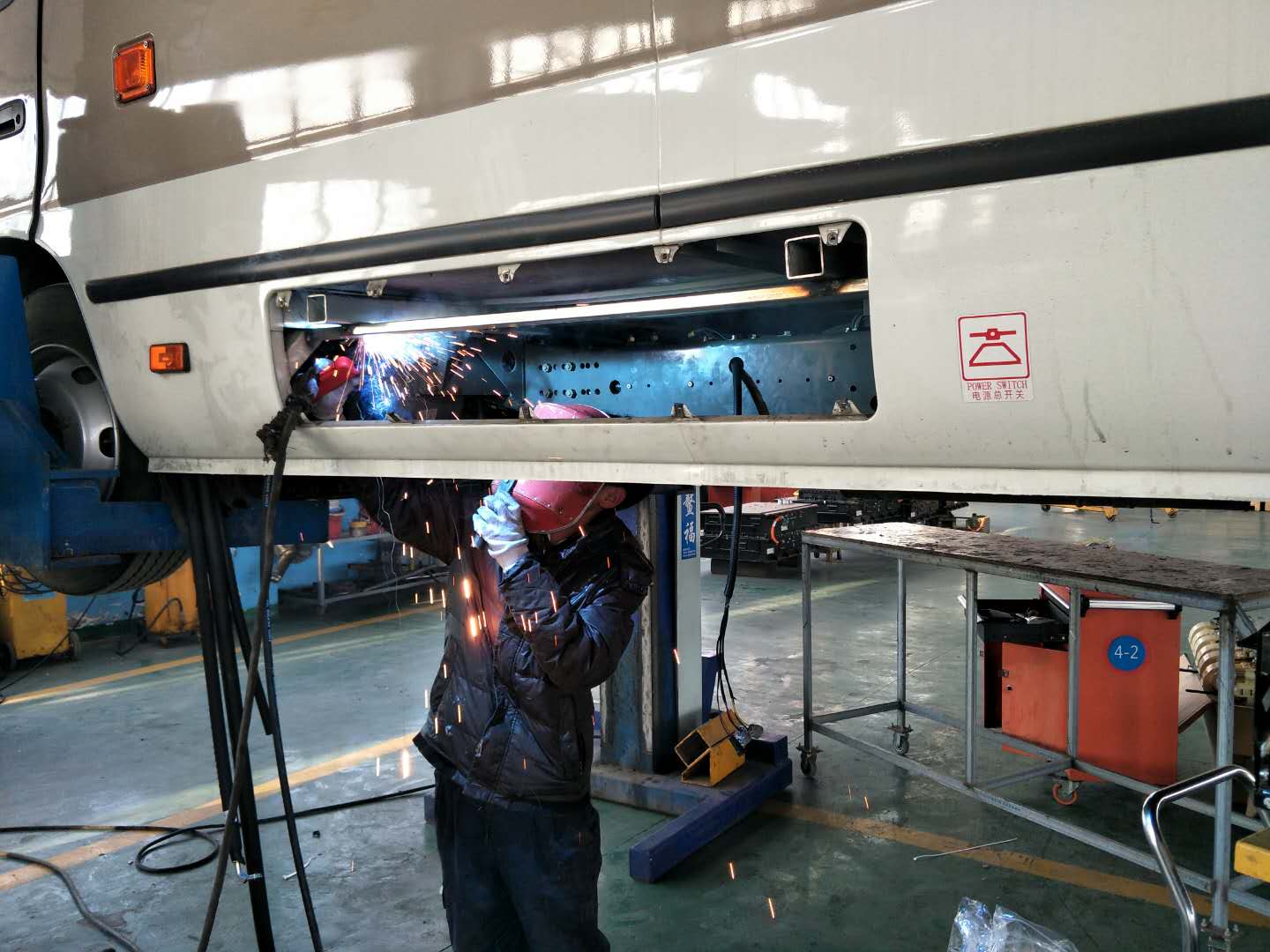 公交集團(tuán)機(jī)務(wù)技術(shù)事業(yè)部做好花果山風(fēng)景區(qū)車輛空調(diào)改裝工作