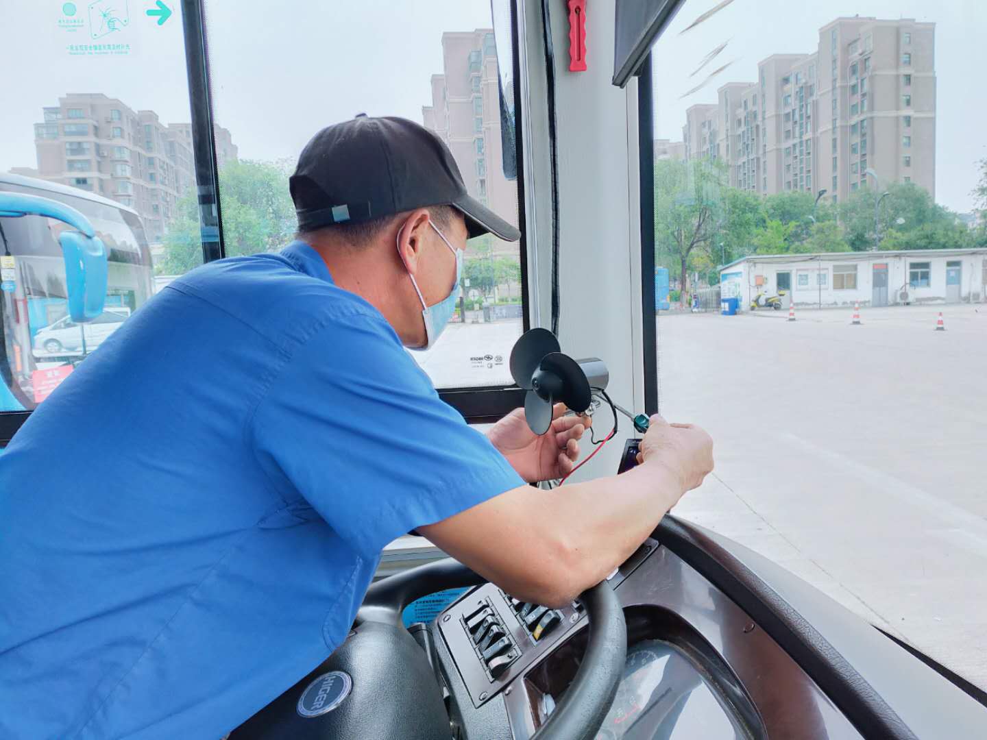 公交集團(tuán)快速公交事業(yè)部為18米燃?xì)廛?駕駛室安裝風(fēng)扇送清涼