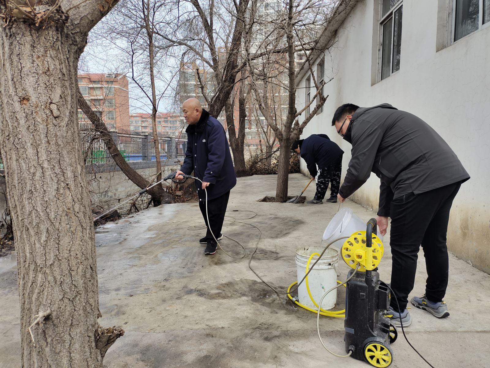 公交集團(tuán)公交事業(yè)二部開(kāi)展場(chǎng)站衛(wèi)生大掃除活動(dòng)