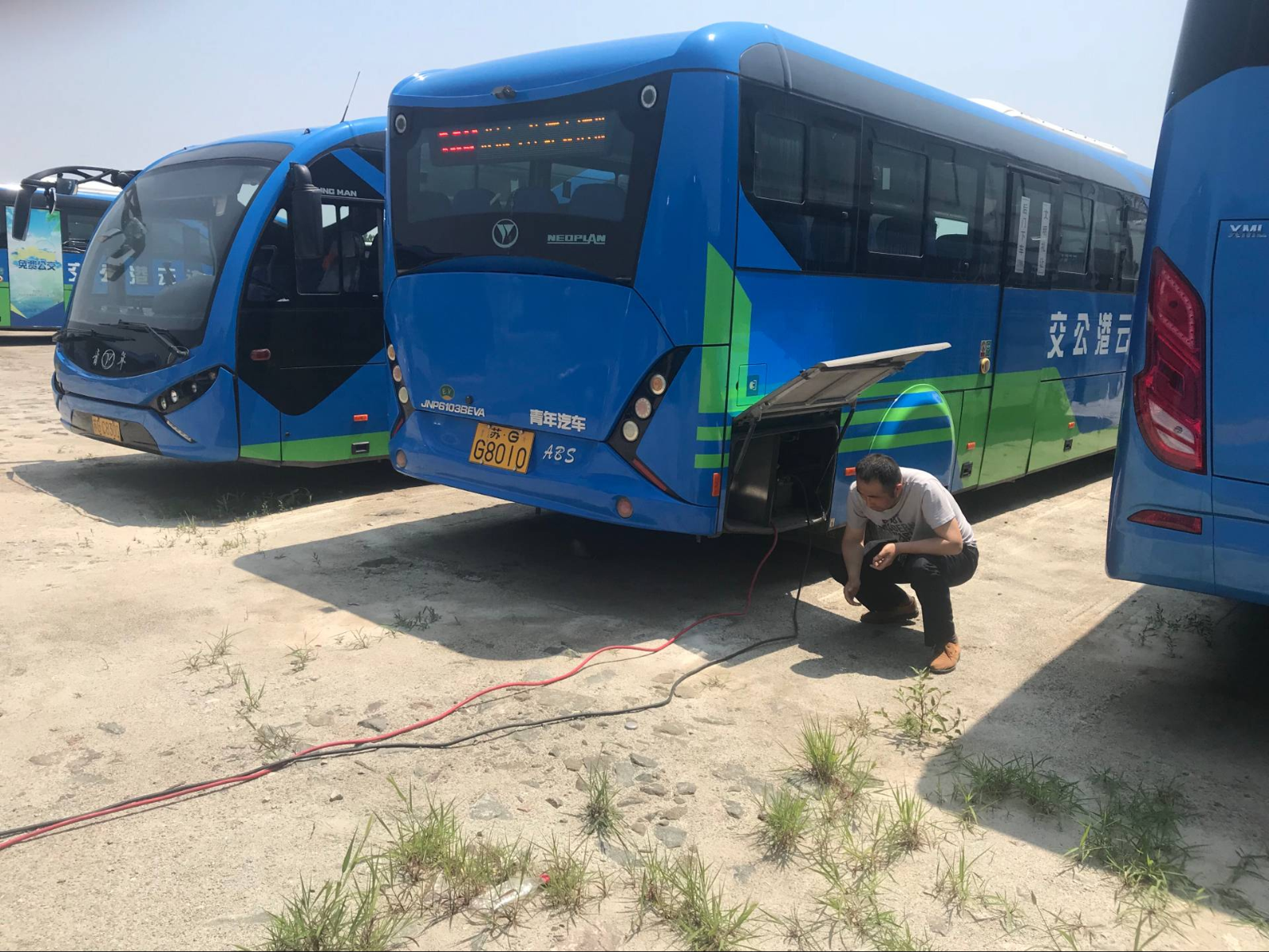 公交集團(tuán)佳連公司開(kāi)展青年新能源車(chē)輛維護(hù)工作