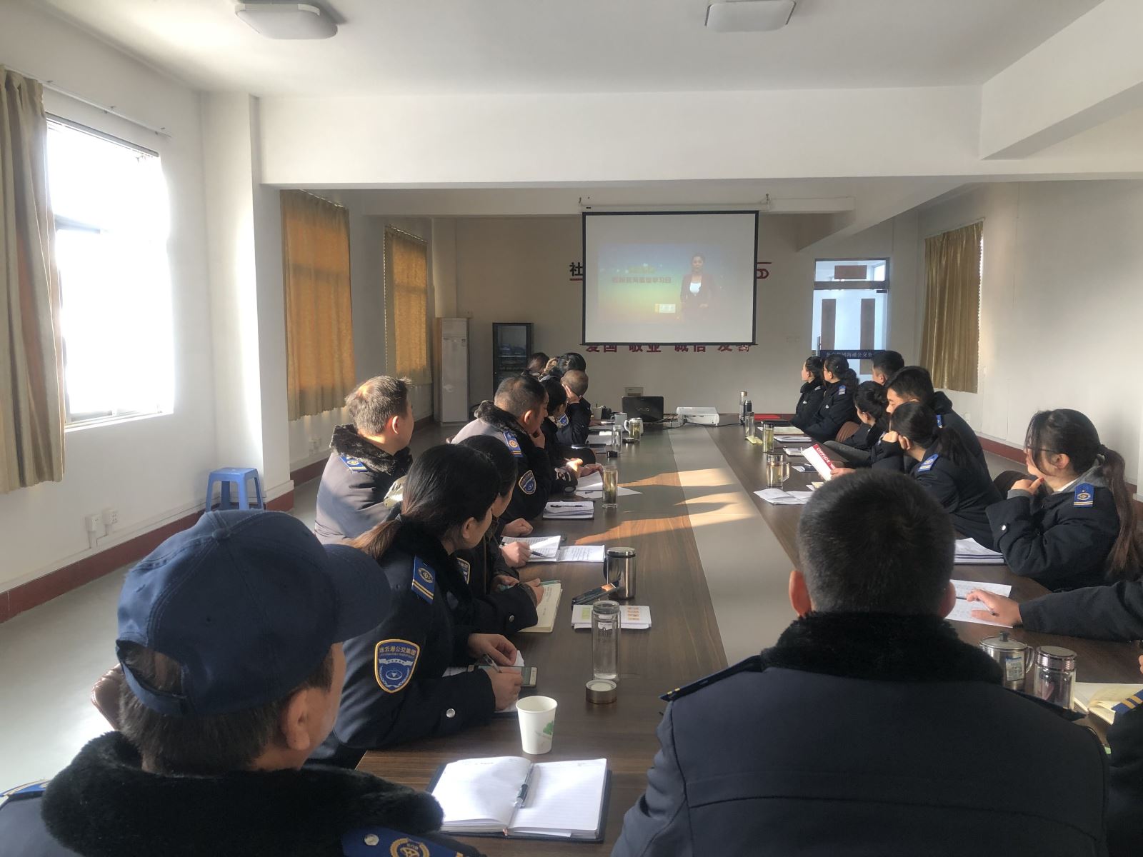 公交集團事業(yè)一部、二部組織觀看專題片《誕生地》