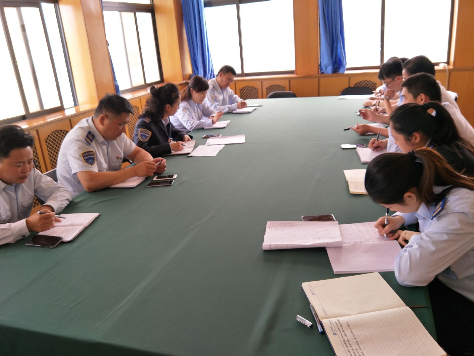 公交集團(tuán)佳連公司深入學(xué)習(xí)《連云港市深化機(jī)關(guān)作風(fēng)建設(shè)八條禁令》