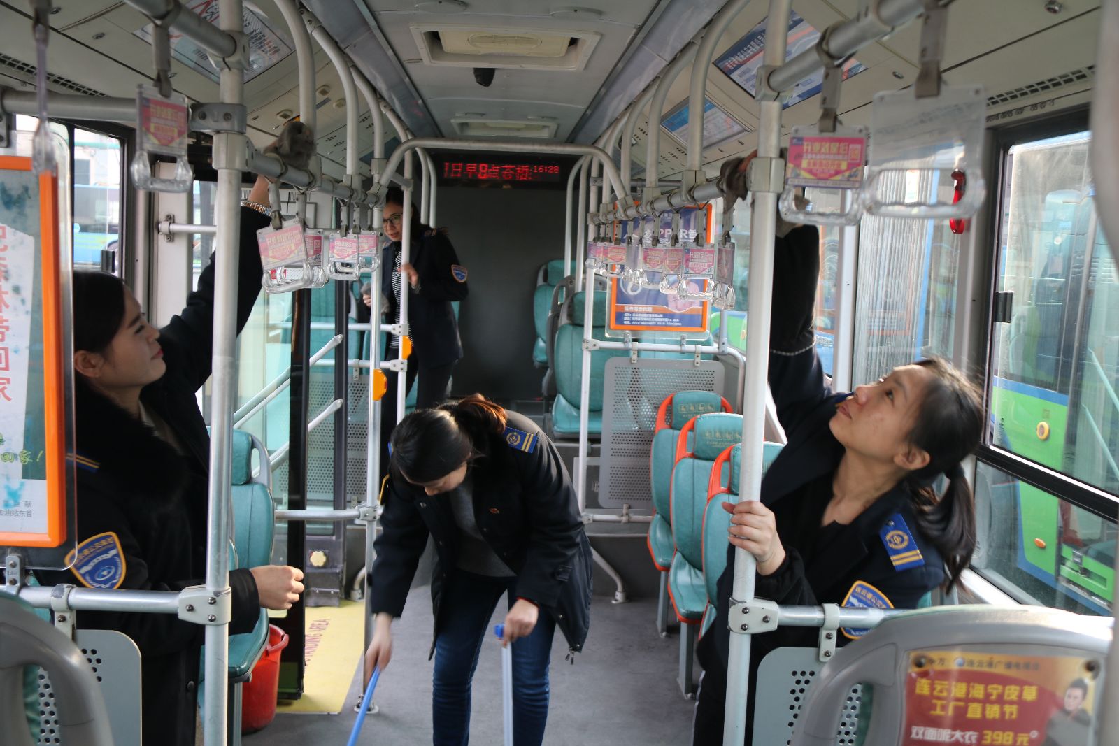 公交快速公司開展婦女節(jié)“一趟一掃一抹”活動