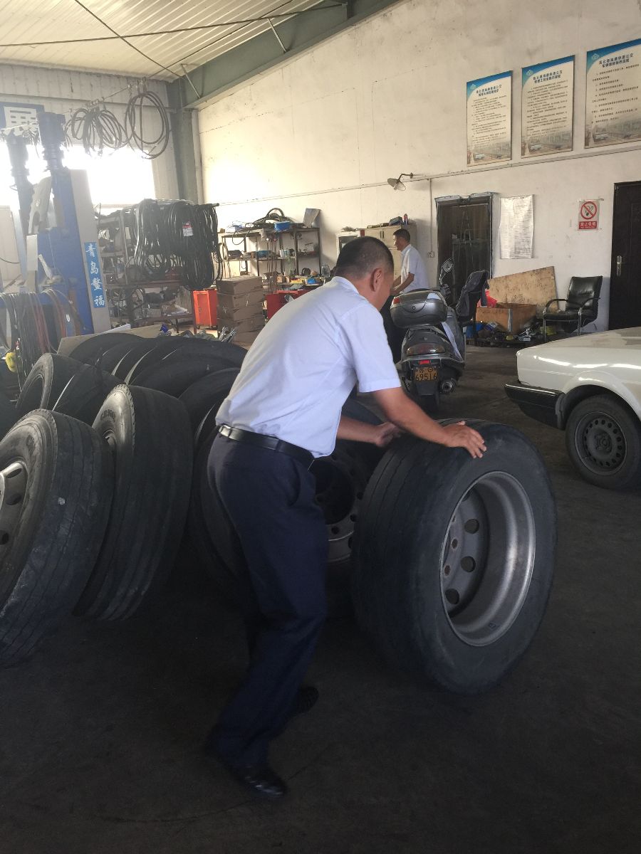 快速公交公司開展機(jī)修車間衛(wèi)生清理工作