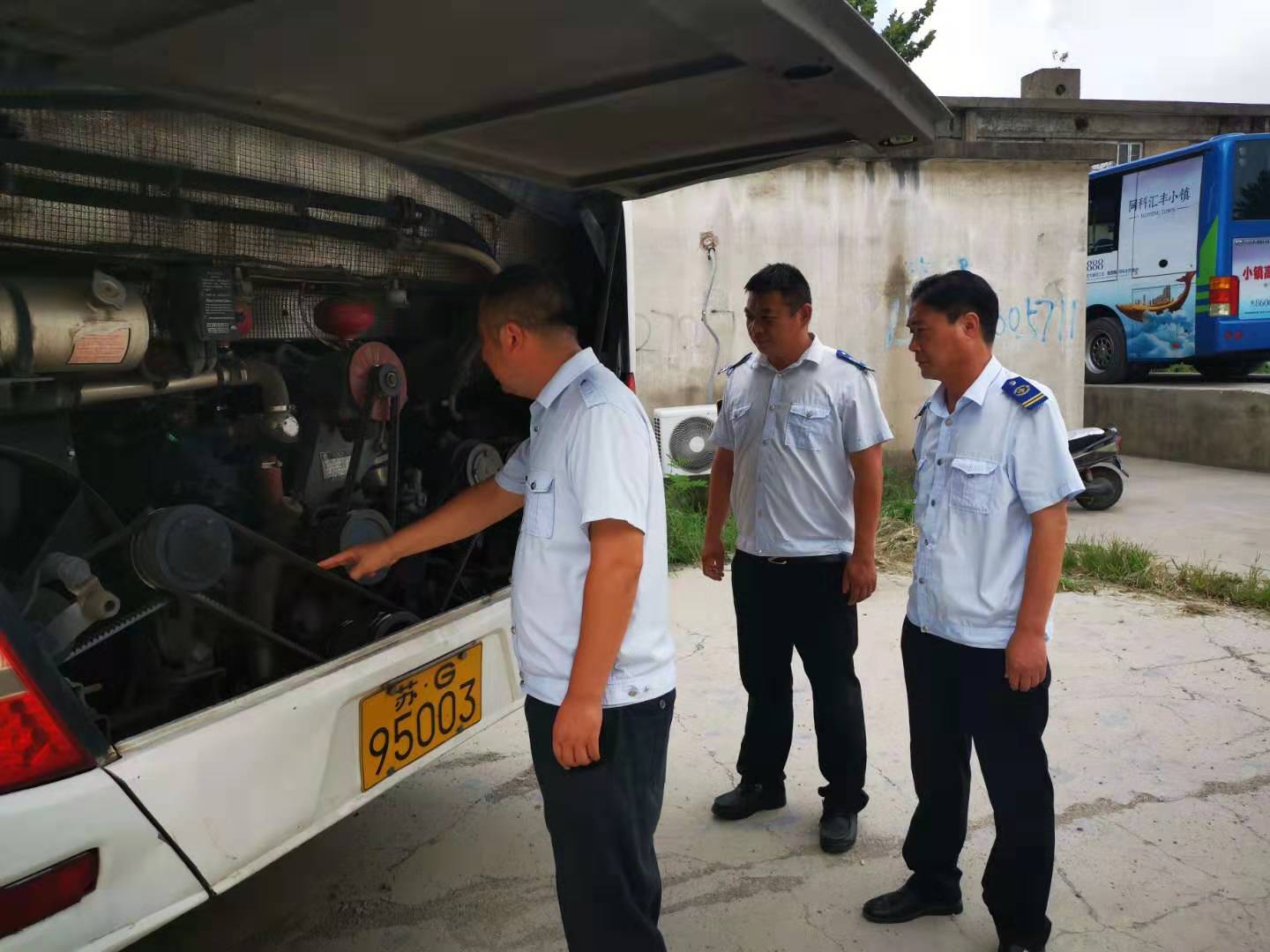 公交集團(tuán)經(jīng)營發(fā)展事業(yè)部開展“國慶”節(jié)前車輛安全檢查