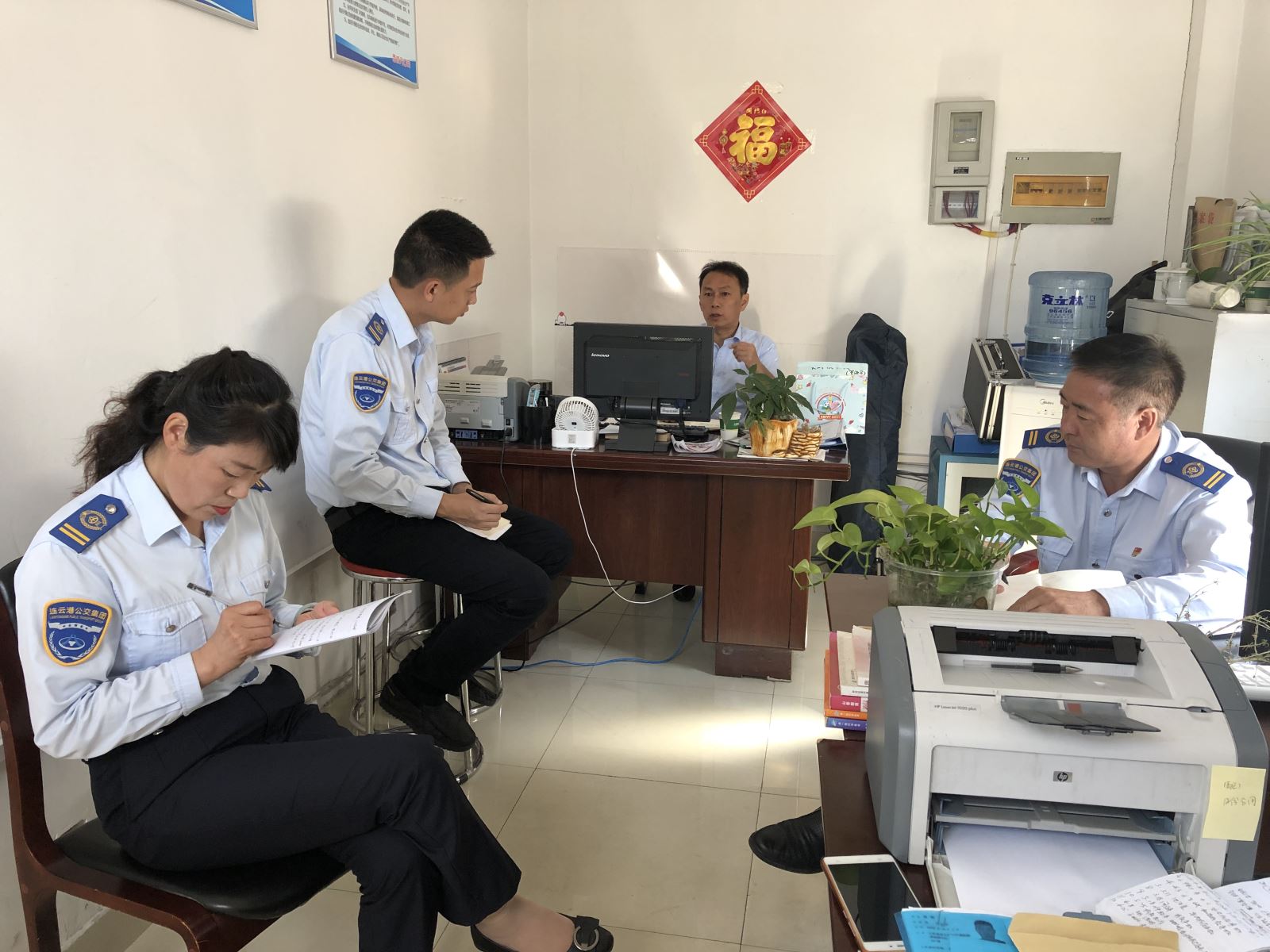 公交集團(tuán)快速公交事業(yè)部、公交事業(yè)二部、經(jīng)營發(fā)展事業(yè)部、機(jī)務(wù)技術(shù)事業(yè)部召開“國慶”長假安全生產(chǎn)專題會