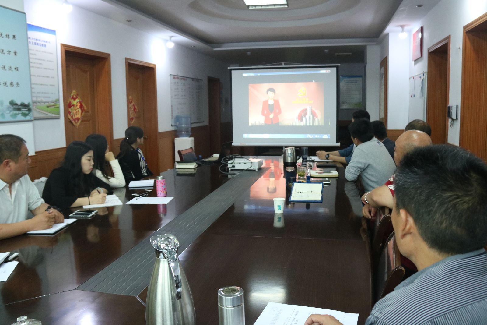 公交新浦公司“固定學(xué)習(xí)日”觀看影片《雨中的樹》