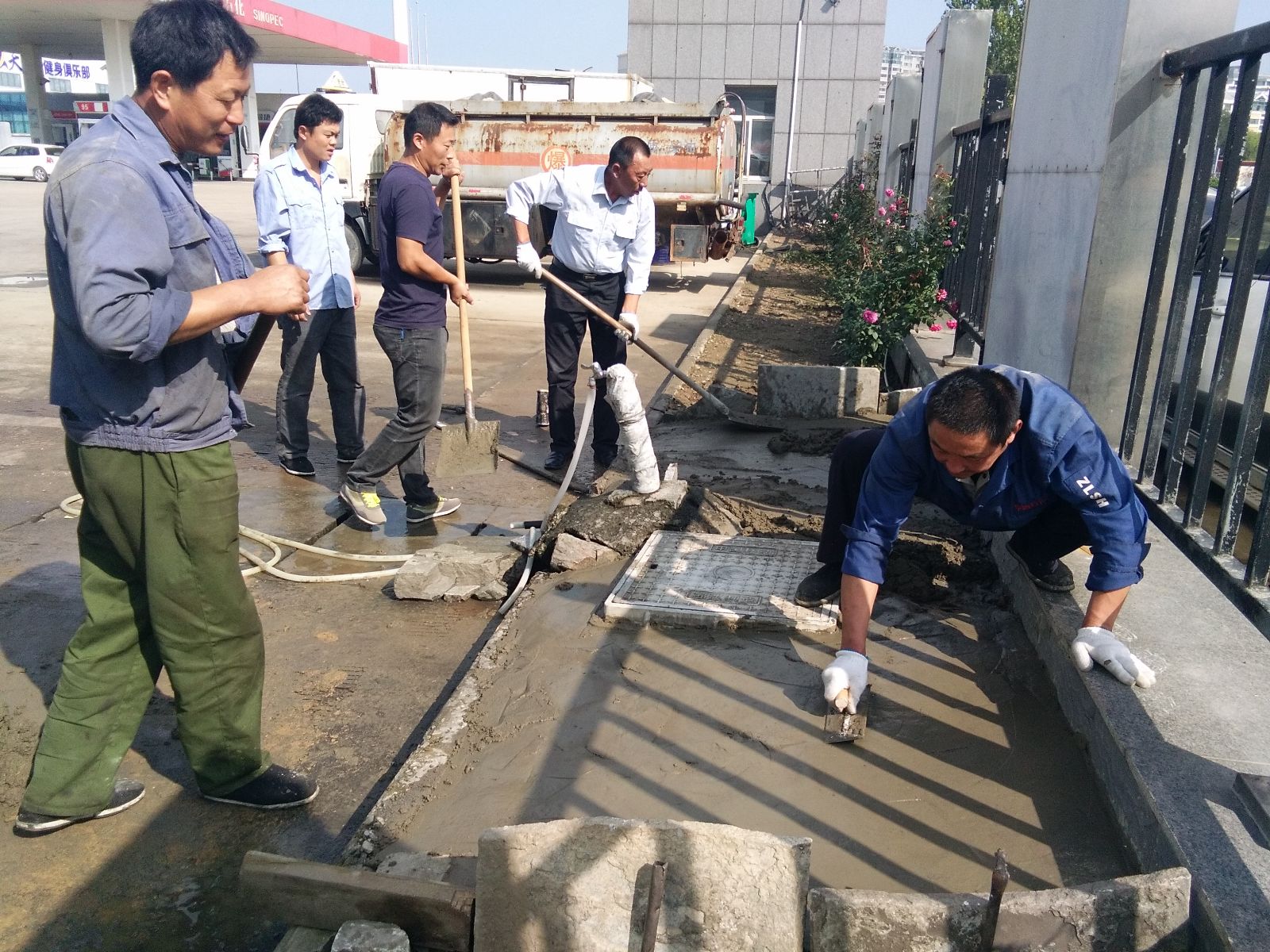 公交東部公司自建清洗水泥臺(tái)面 為創(chuàng)衛(wèi)助力