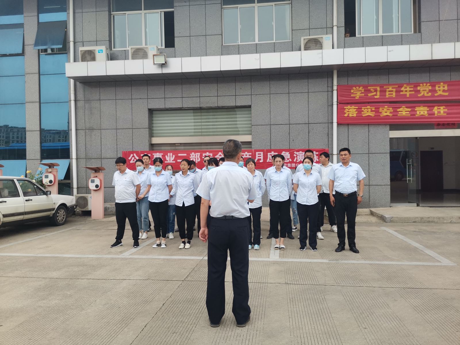 公交集團公交事業(yè)二部認真開展消防安全疏散演練活動