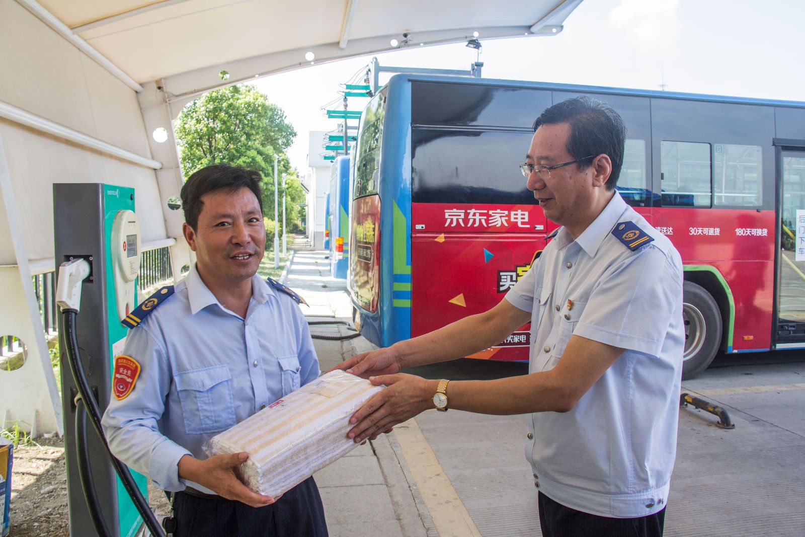 酷暑送清涼  關(guān)愛(ài)沁人心   公交集團(tuán)為一線員工“送清涼”