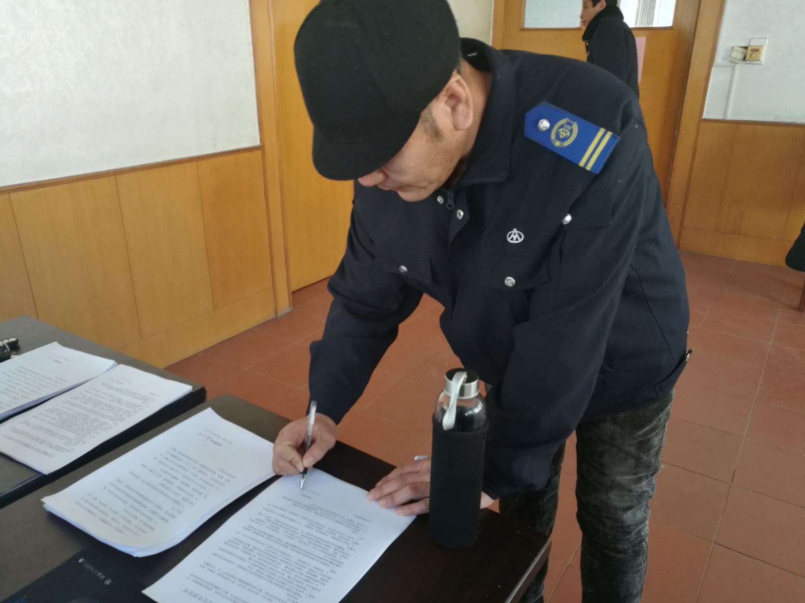 公交集團(tuán)經(jīng)營發(fā)展事業(yè)部組織駕駛員簽訂2019年安全行車責(zé)任書