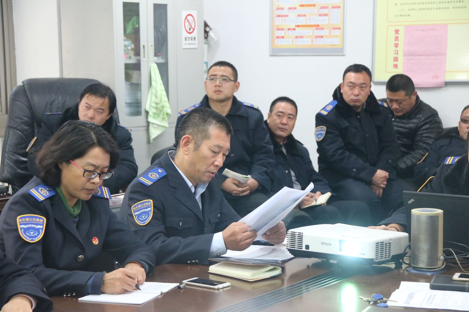 公交集團快速公司組織黨員學(xué)習(xí)黨的十九大會議精神