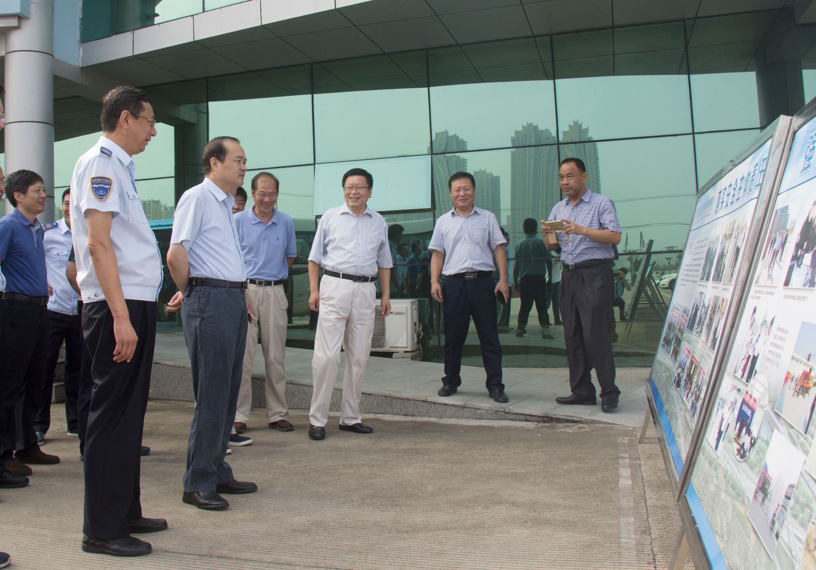 副市長(zhǎng)尹哲強(qiáng)調(diào)研督查公交安全生產(chǎn)工作