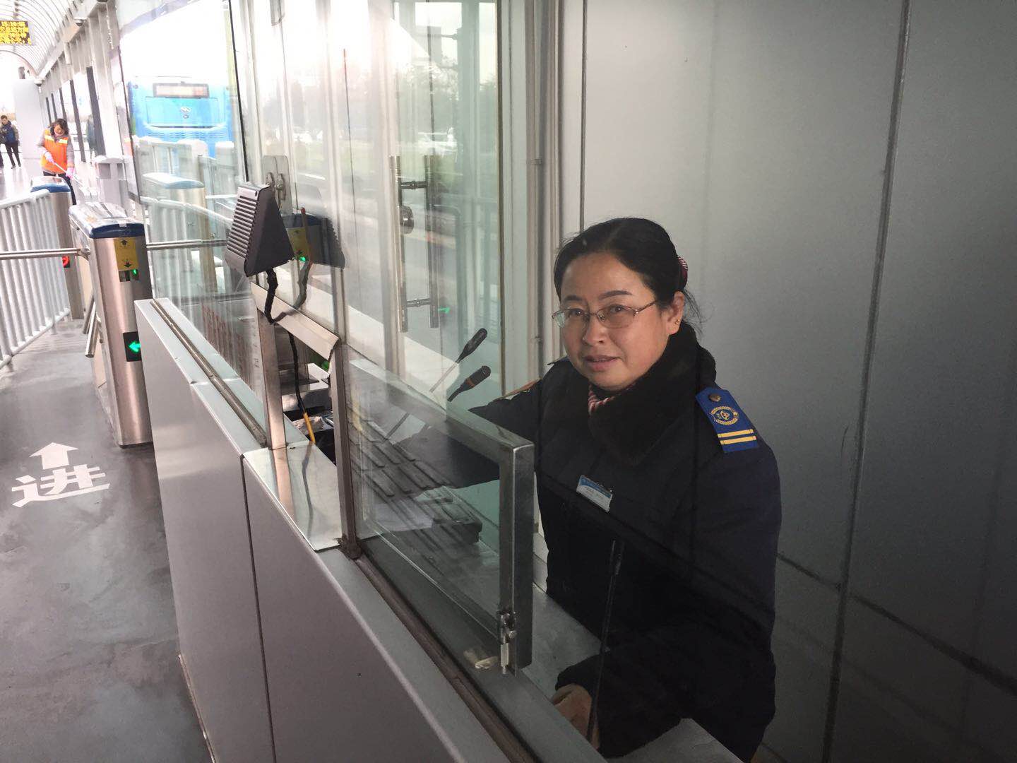 用微笑微暖站臺(tái)每位乘客的心