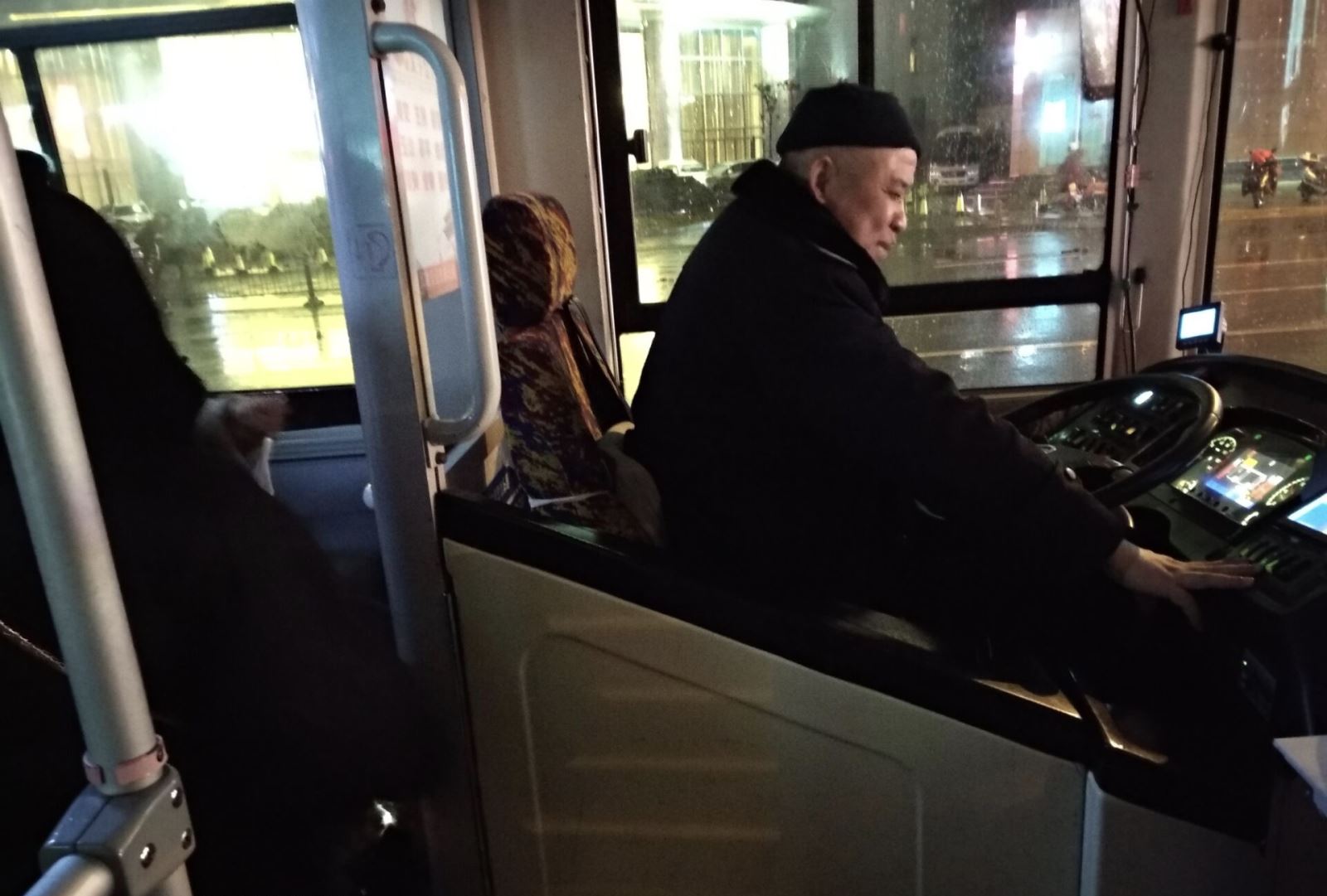 溫暖的公交車(chē)廂