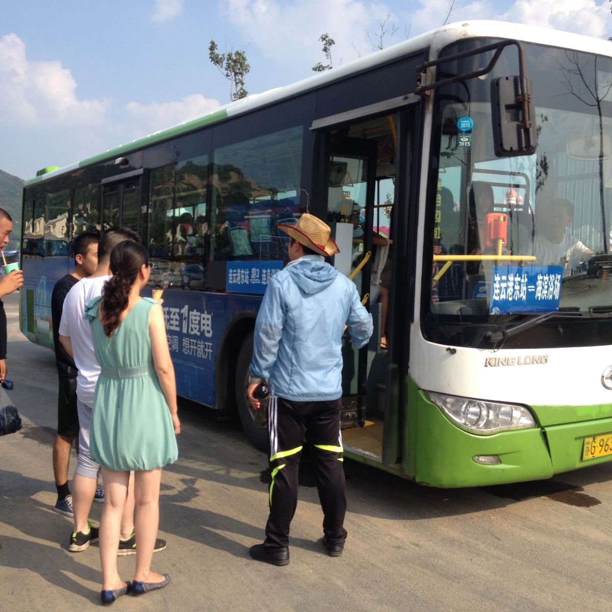 公交東部公司管理人員酷暑下疏導(dǎo)乘客