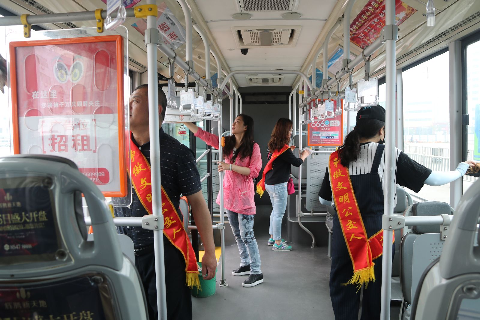 海通公交公司深入基層一線開展車輛“一趟一掃一抹”活動(dòng)