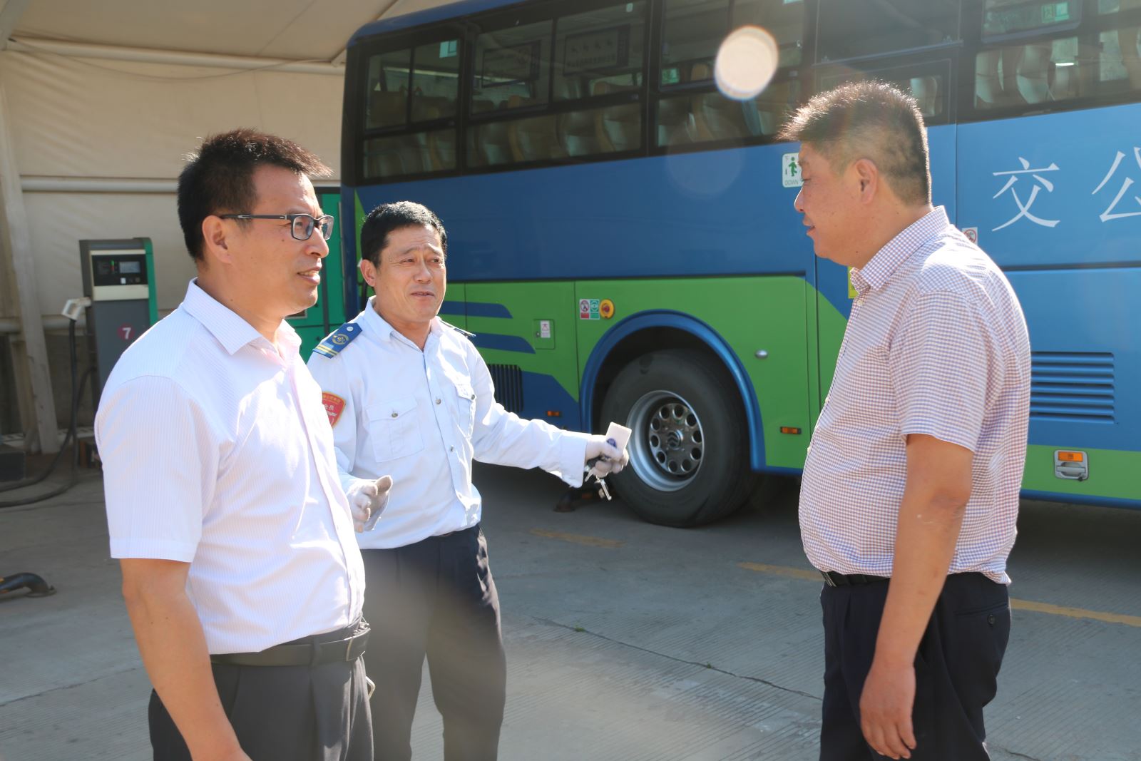公交集團(tuán)領(lǐng)導(dǎo)班子上路上線開(kāi)展創(chuàng)文專項(xiàng)檢查