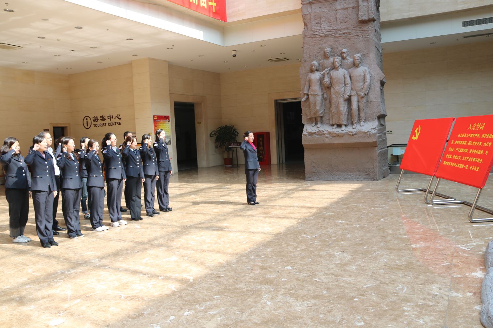 公交集團(tuán)機(jī)關(guān)黨總支開(kāi)展“不忘初心，牢記使命“革命傳統(tǒng)教育——組織黨員參觀 市革命紀(jì)念館