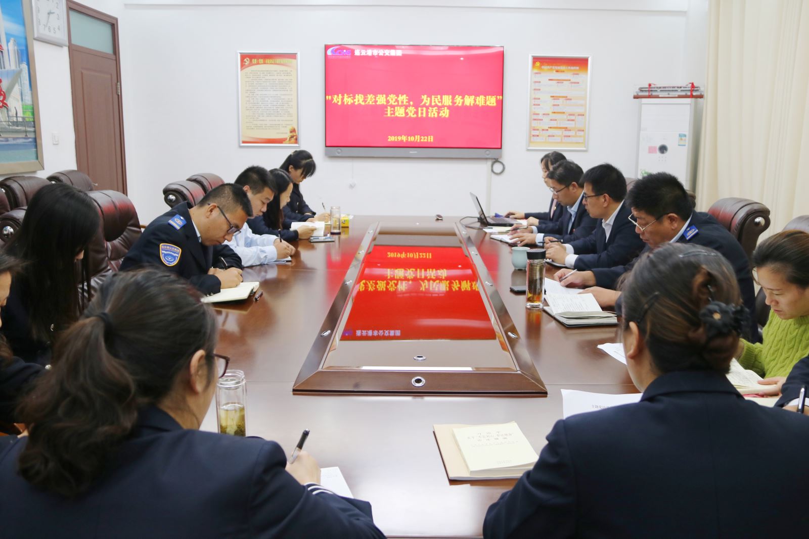 公交集團(tuán)機(jī)關(guān)黨總支開(kāi)展“對(duì)標(biāo)找差強(qiáng)黨性，為民服務(wù)解難題”主題黨日活動(dòng)