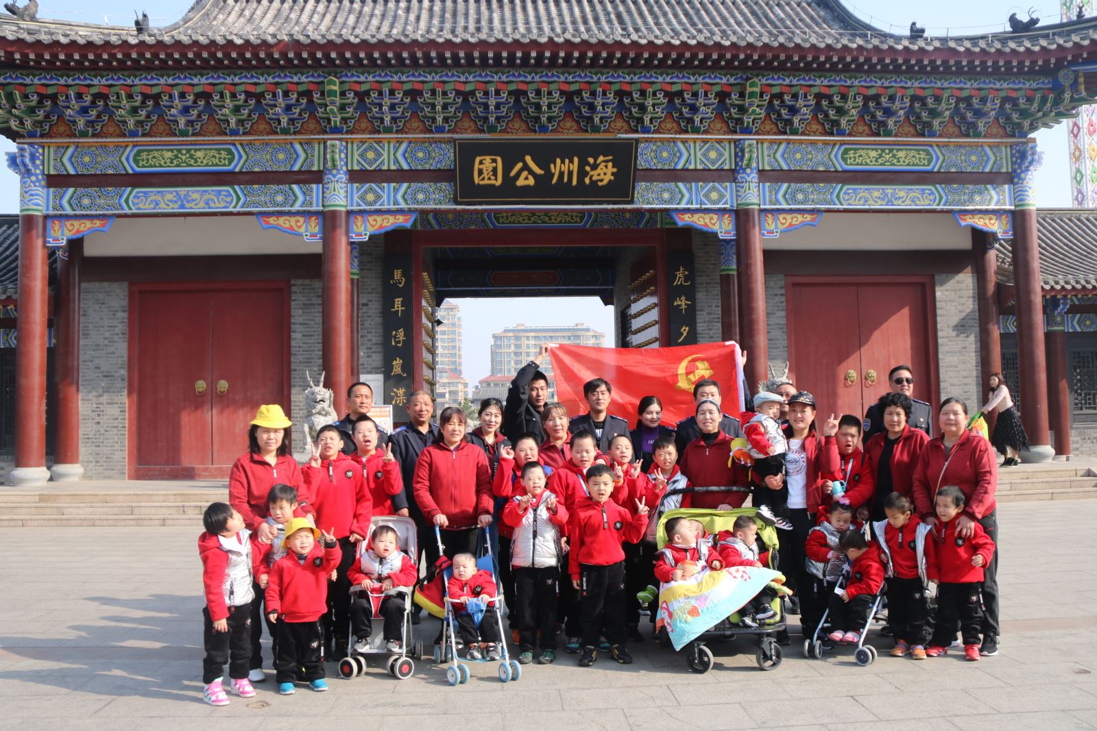 公交集團快速公交事業(yè)部黨員走進福利院開展志愿服務(wù)