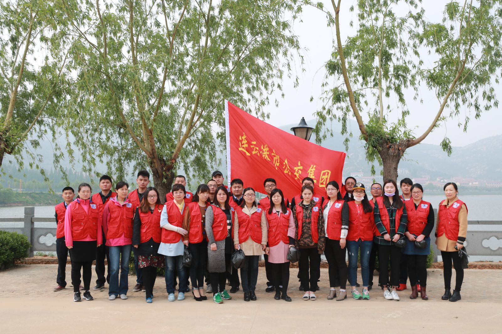 公交集團組織開展志愿環(huán)?；顒?/></a></em>
        <div>
        <span><a href=