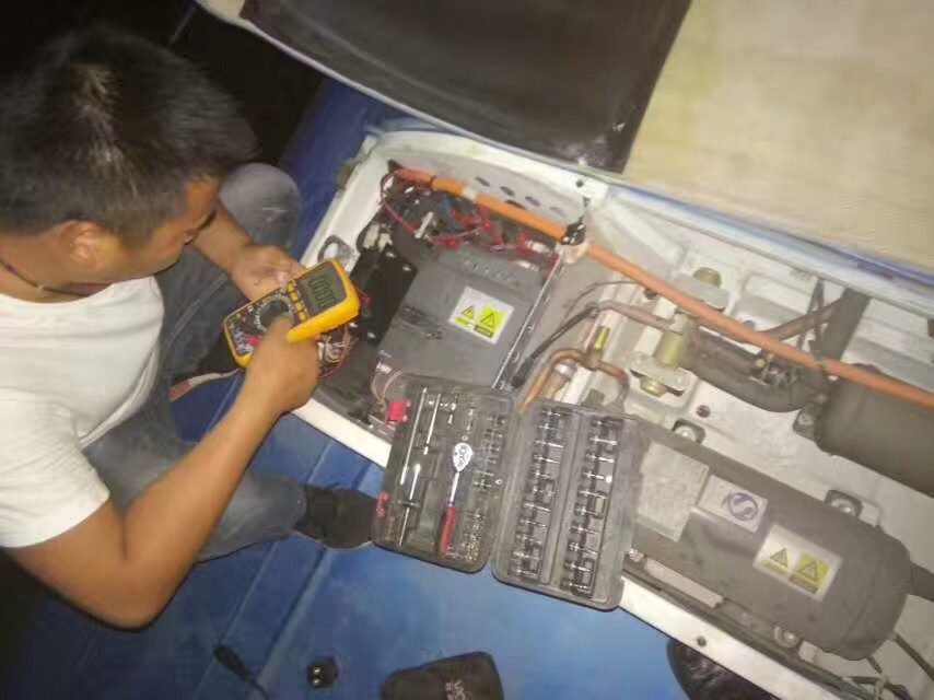 公交集團(tuán)做好空調(diào)清潔、保養(yǎng)工作