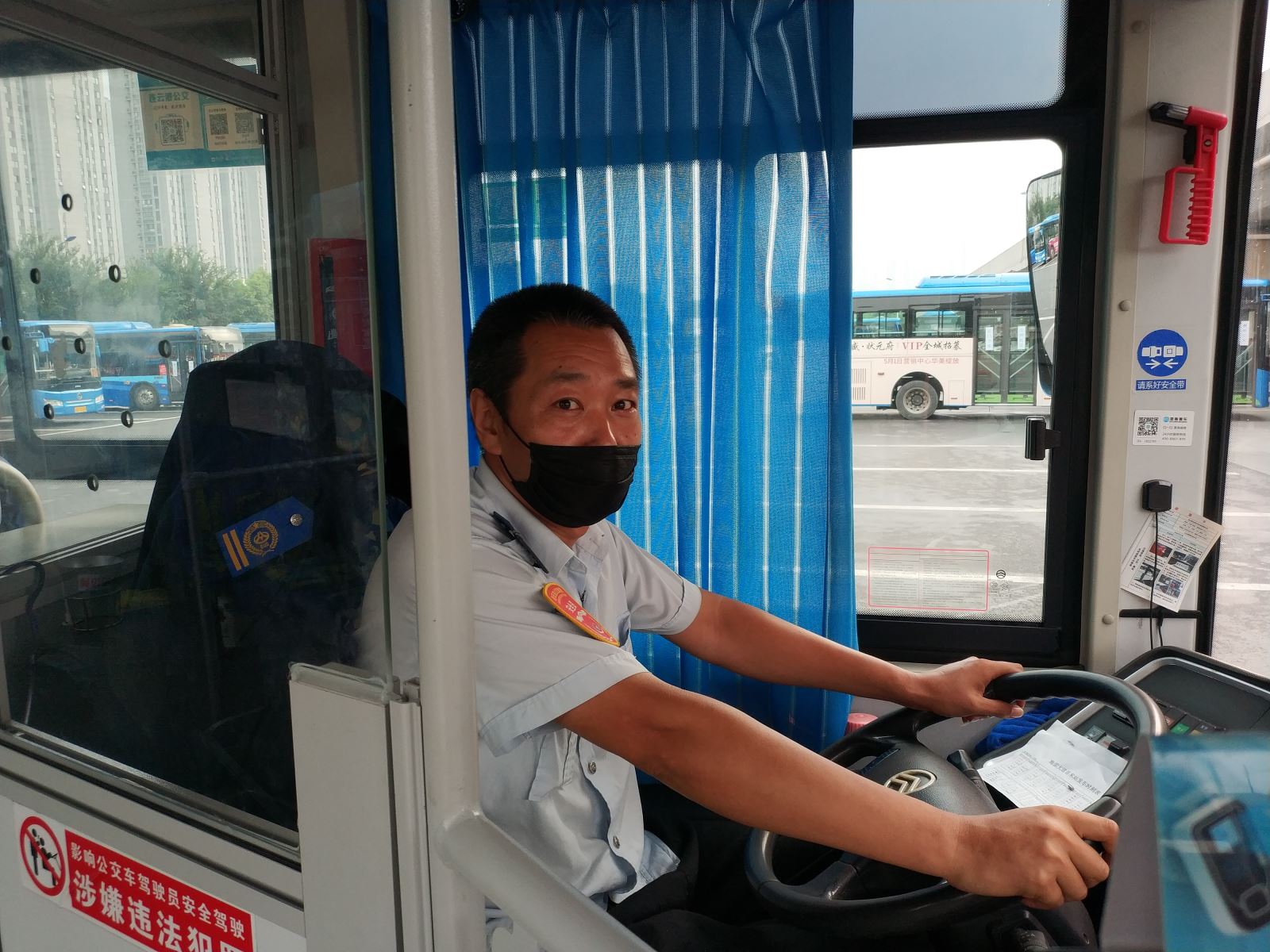 公交集團公交事業(yè)二部37路駕駛員孫衛(wèi)東及時歸還乘客丟失的手機受表揚