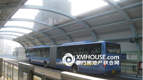 突出公交優(yōu)先 著手打造“公交都市”