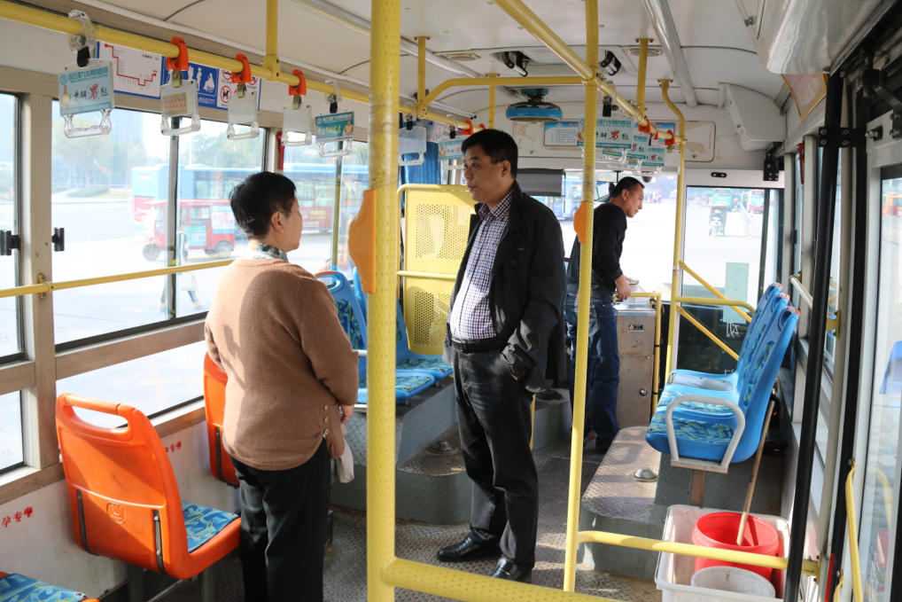 公交新浦公司重陽節(jié)開展“敬老”活動