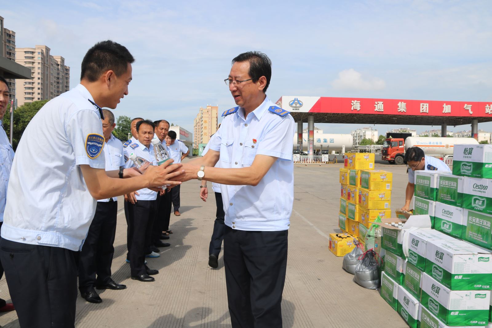 致敬高溫下的公交人（一）：太陽很烈，你們很美！