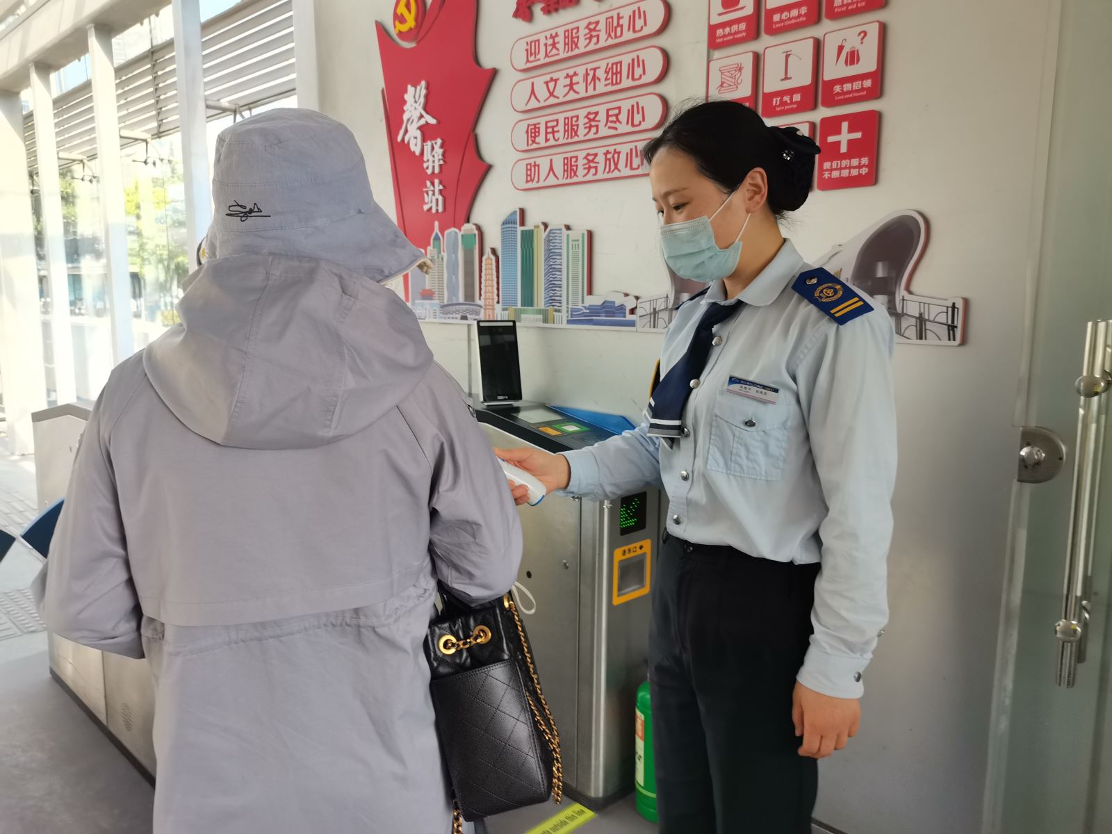 快速公交事業(yè)部站務(wù)員聯(lián)手 幫助乘客找到丟失的手機(jī)獲感謝